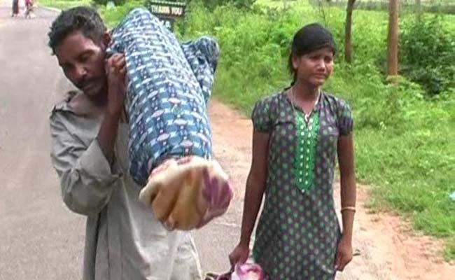 Odisha: A Poor Man Carried His Wife’s Dead Body on His Shoulder For 10 Km With Daughter After Hospital Denied To Help
