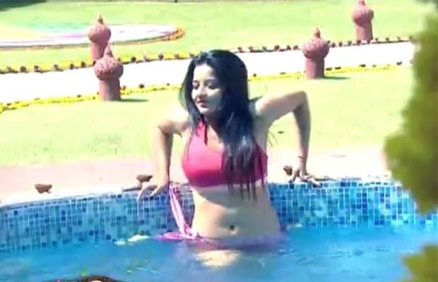 Big Boss Season 10: Watch Om Swami Dancing With Mona Lisa In Swimming Pool