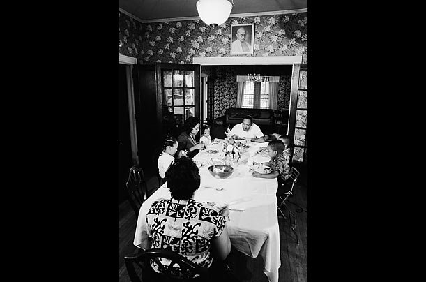 Martin Luther King Dining With His Family In His City of Birth, Atlanta 1960 (611*404)