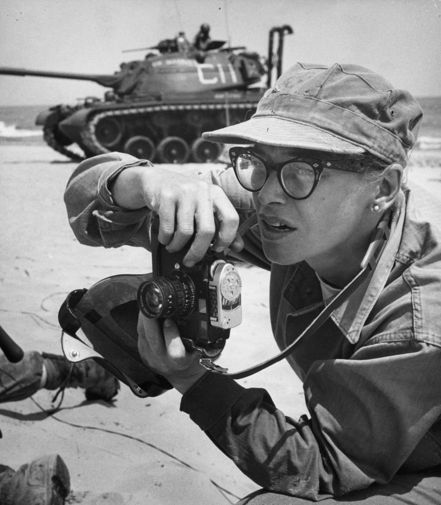 This was Dickey Chapelle’s First American War Photographer favorite photograph of herself at work, taken in Milwaukee in 1958 by Marine Master (1484*1696)