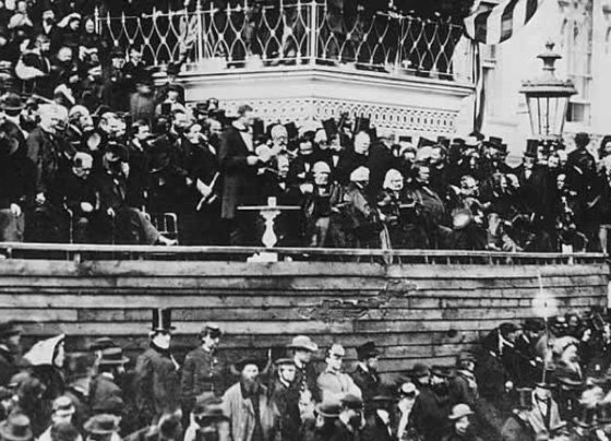 Lincoln addresses the crowd at his second inauguration ceremony in March 1865 (560*404)