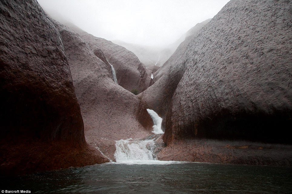 A well known Australian landmark, Ayer’s Rock (961*641)