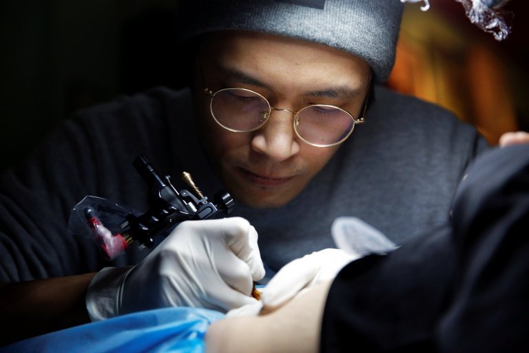 Tattoo Artist Offers Free Tattoo To Cover Up Childbirth Scars