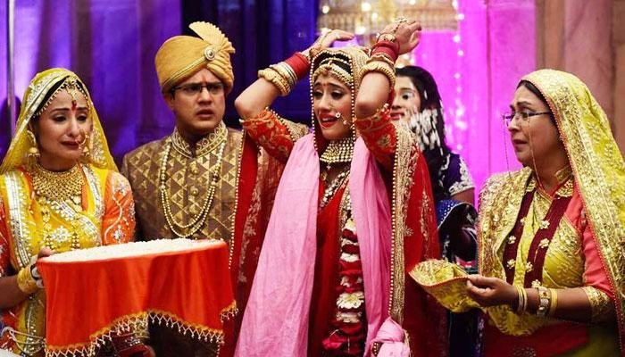 Check Out The Reason Behind An Indian Bride Throwing Rice During Her ‘Vidaai’